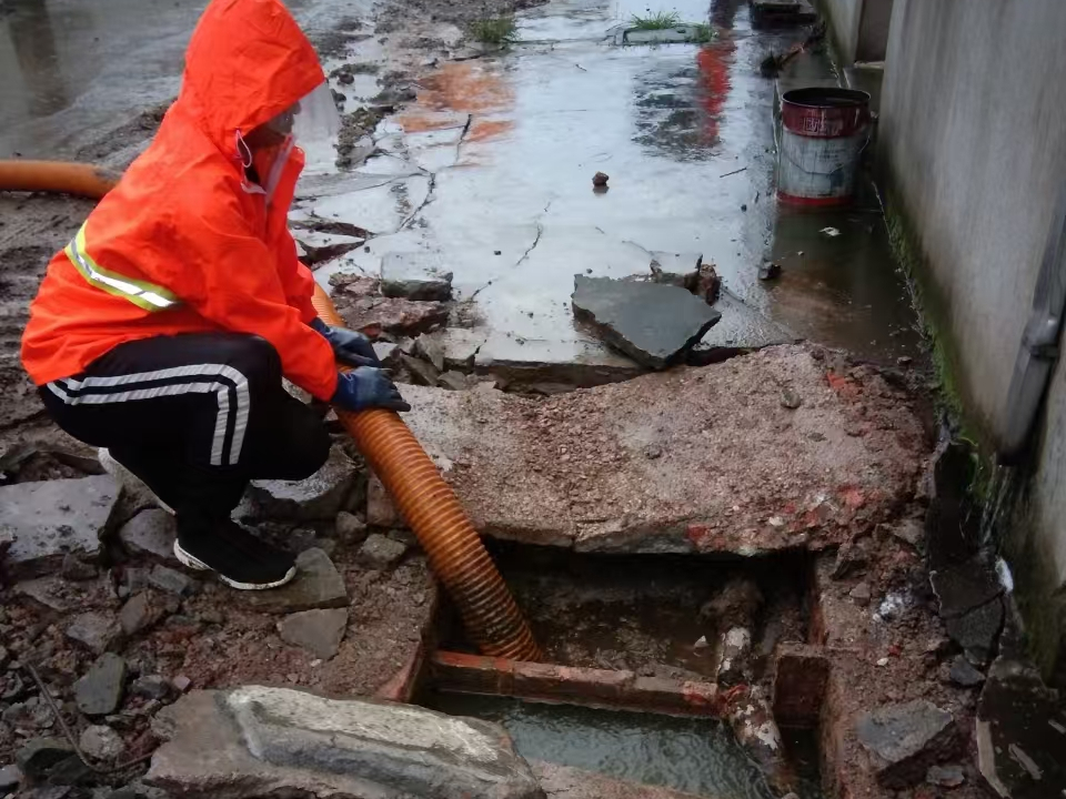 峄城专业清理污水池 炜誉市政以规范流程守护城市 “肠道”